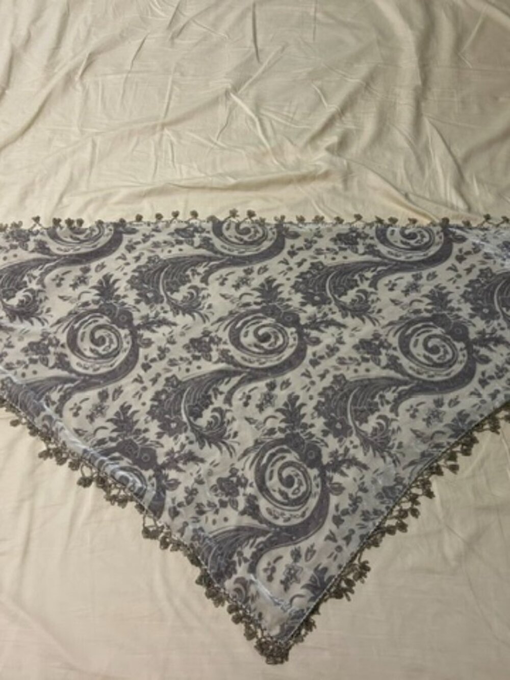 2 pashminas/shawls: Black beaded lace & Silver/Cream beaded velvet - Picture 6 of 10